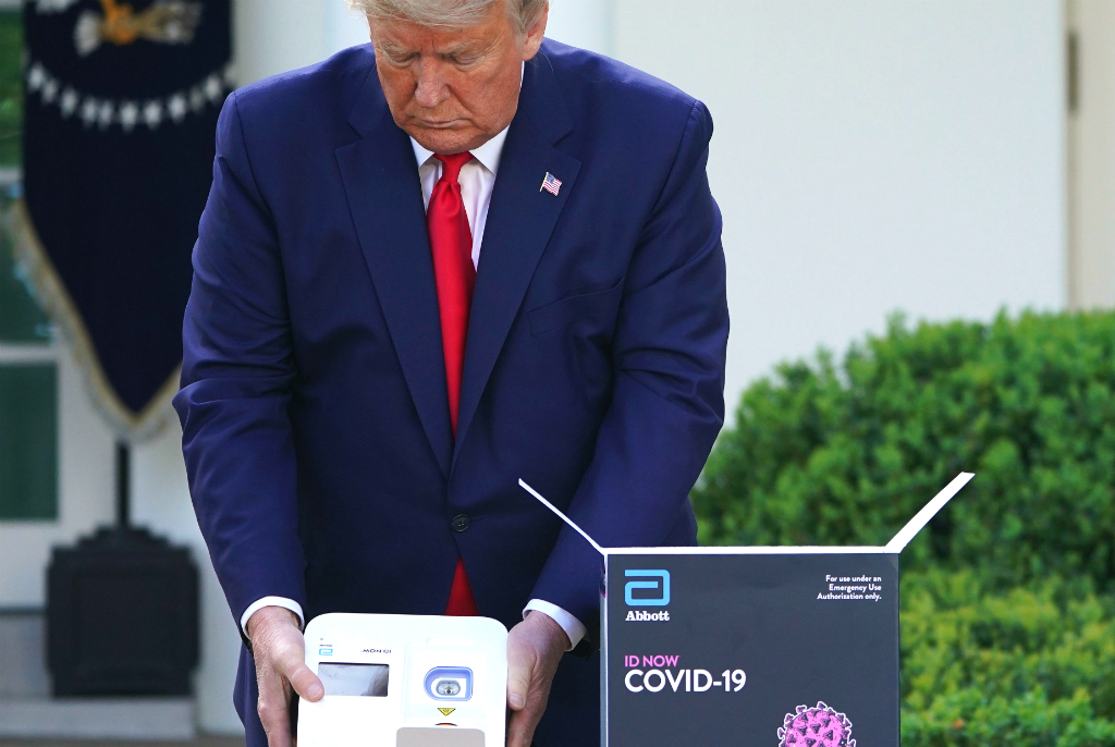 Donald Trump sostiene un aparato que en 5 minutos detecta coronavirus. Foto: AFP