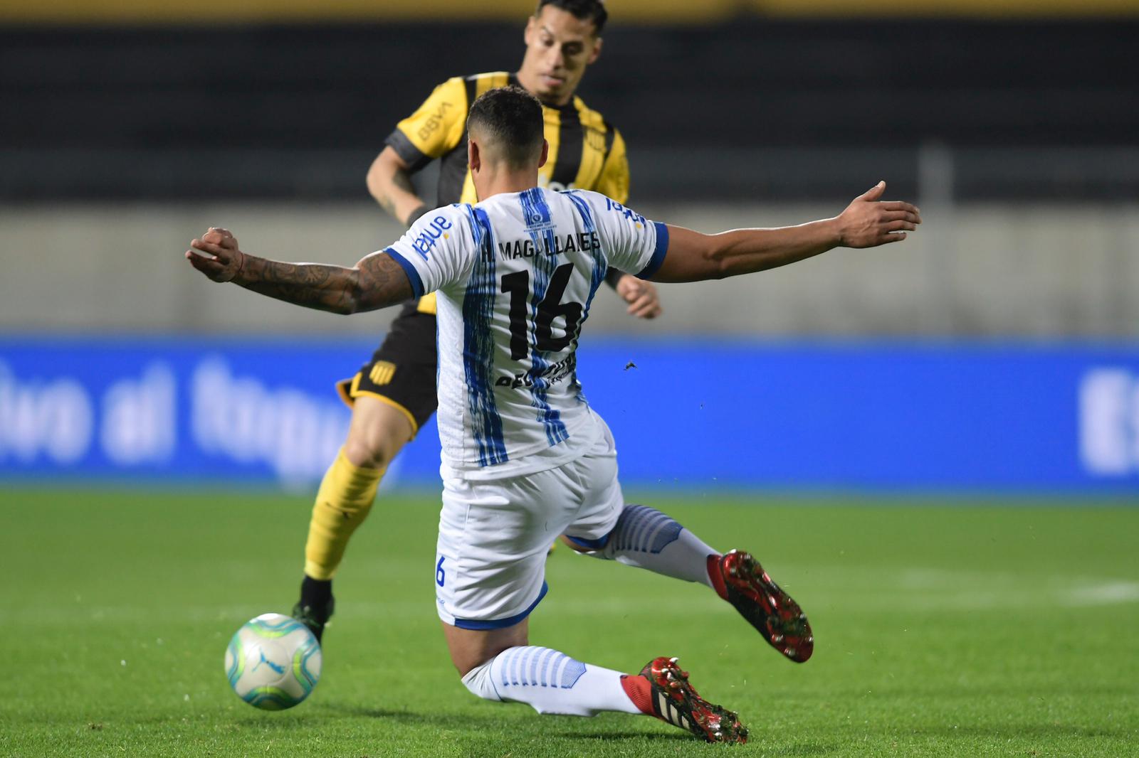 Trindade y Magallanes por la pelota en el Peñarol-Cerro Largo. Foto: Nicolás Pereyra.