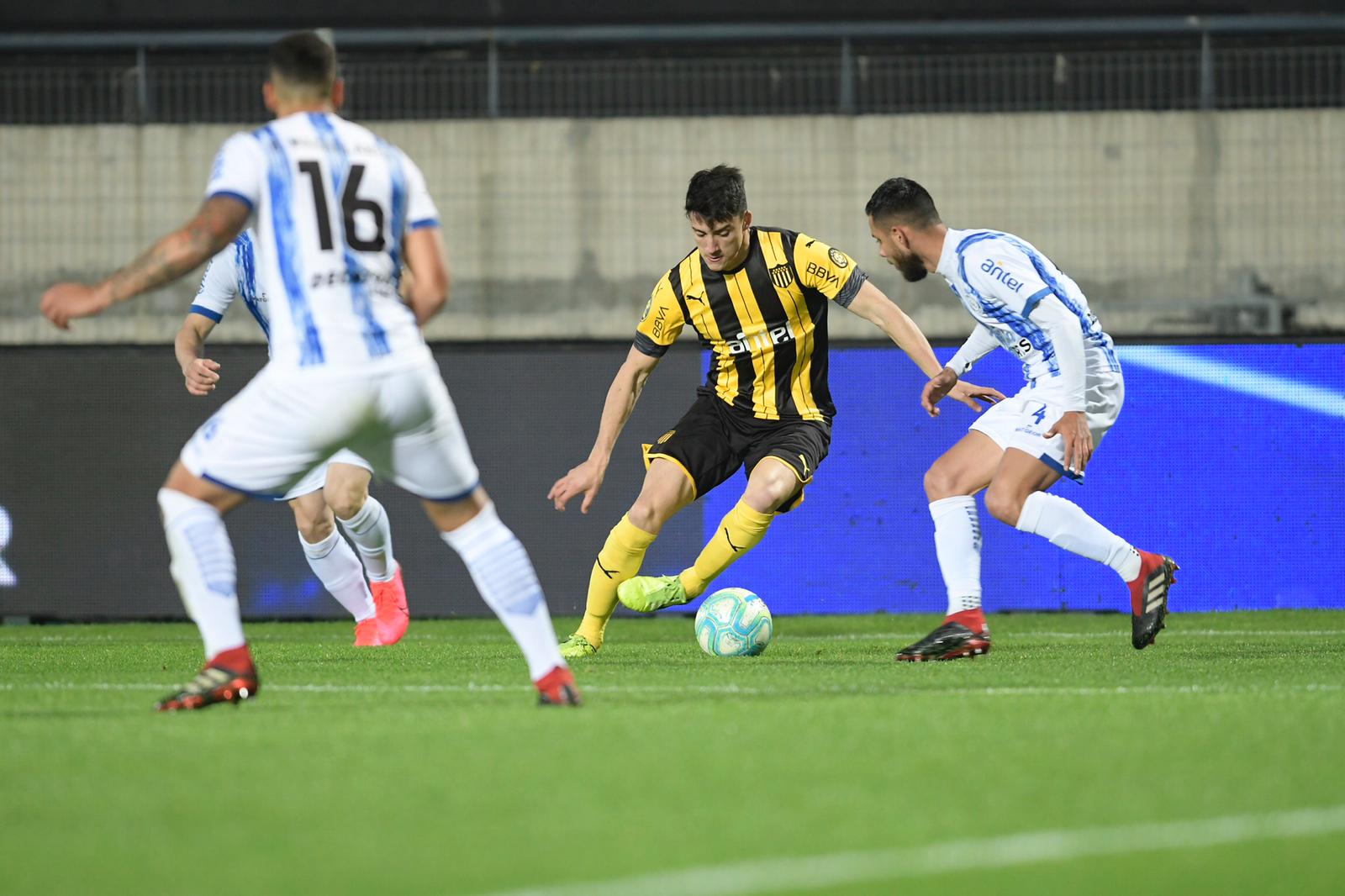 Joaquín Piqurez en el duelo entre Peñarol-Cerro Largo. Foto: Nicolás Pereyra.