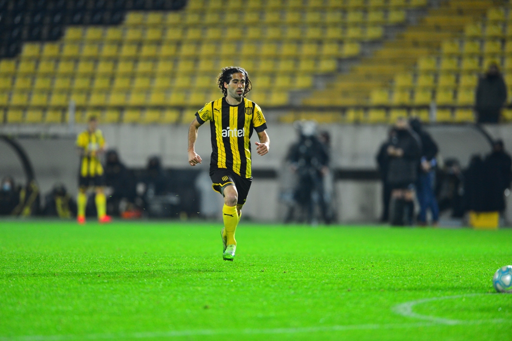 Matías Britos en el triunfo de Peñarol frente a Cerro Largo. Foto: Nicolás Pereyra.