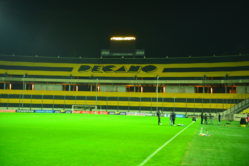 La Tribuna Washington Cataldi ya quedó pintada de amarillo y Negro. Foto: Nicolás Pereyra.