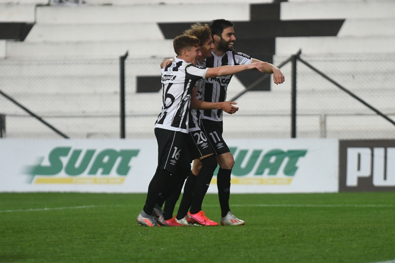 Rodrigo Pastorini celebra su gol junto a Bruno Veglio y Maximiliano Pérez. Foto: Marcelo Bonjour.