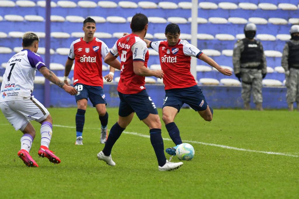 Momento preciso en el que el Chory Castro remata para poner el 1-1 parcial. FOTO: Leo Mainé.