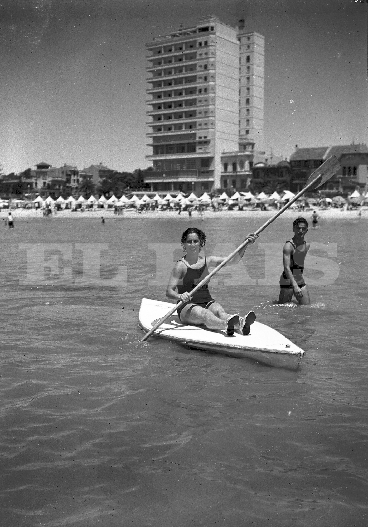 Un día de sol en Pocitos es propicio para remar y alejarse un poco de la orilla. Al fondo, el antiguo Hotel Rambla es el único edificio con altura. Foto: Archivo El País.