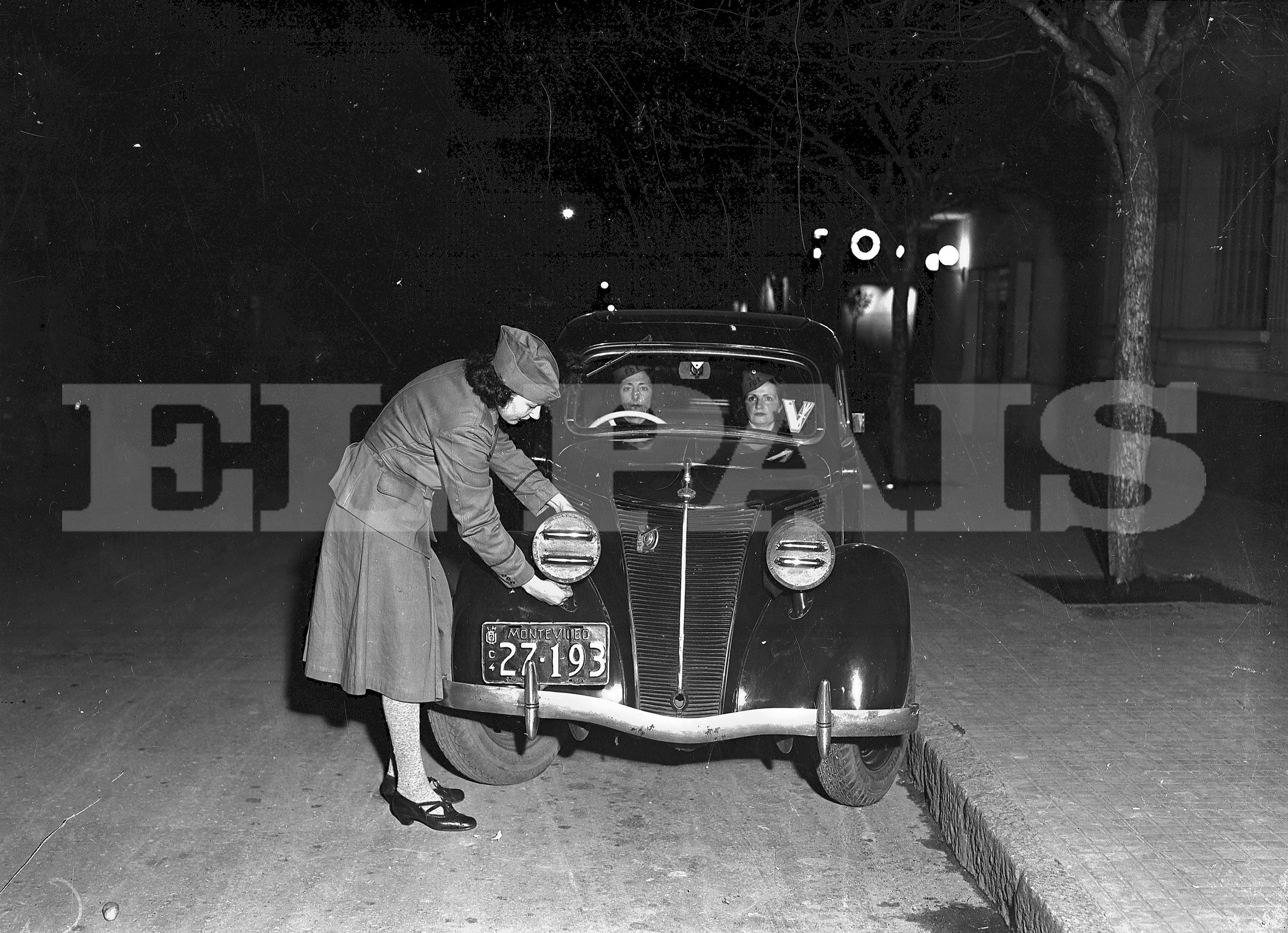 Damas con uniforme, una escena que fue común en la década de 1940, aunque la Segunda Guerra Mundial apenas pasó por estas costas. Foto: Archivo El País