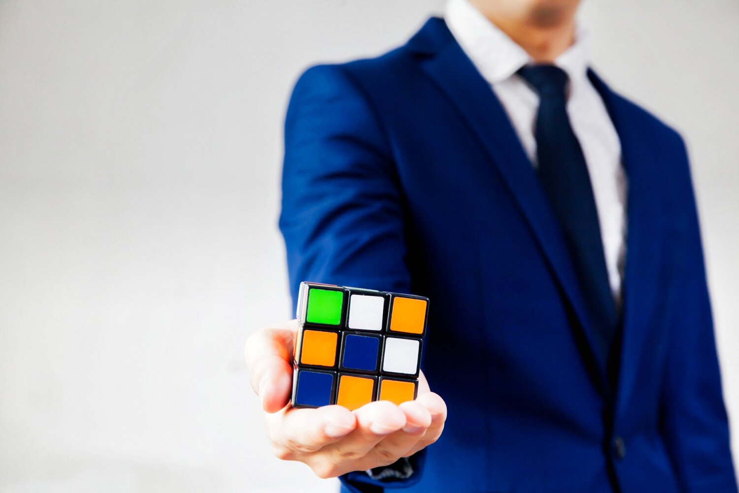 Ejecutivo con cubo Rubik. Foto: Shutterstock.