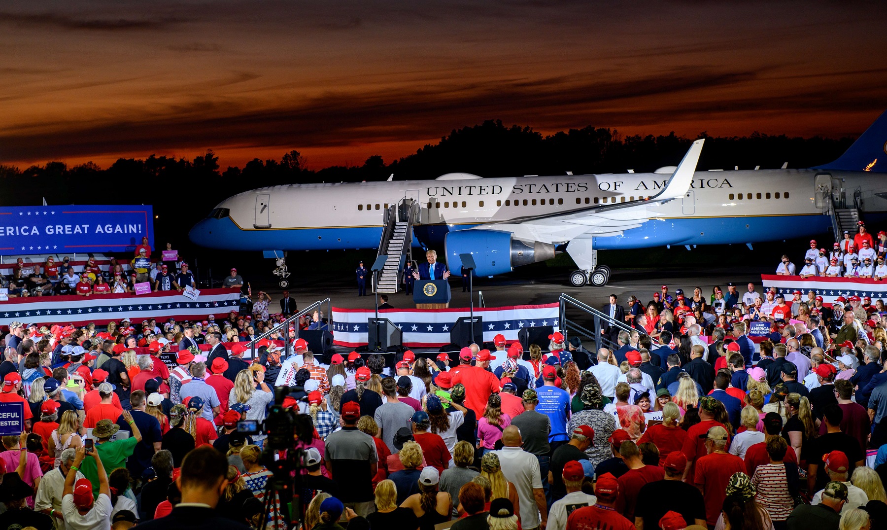 Trump habla con sus partidarios en un mitin de campaña en el Aeropuerto Regional Arnold Palmer el 3 de septiembre, en Latrobe, Pennsylvania. Foto: AFP