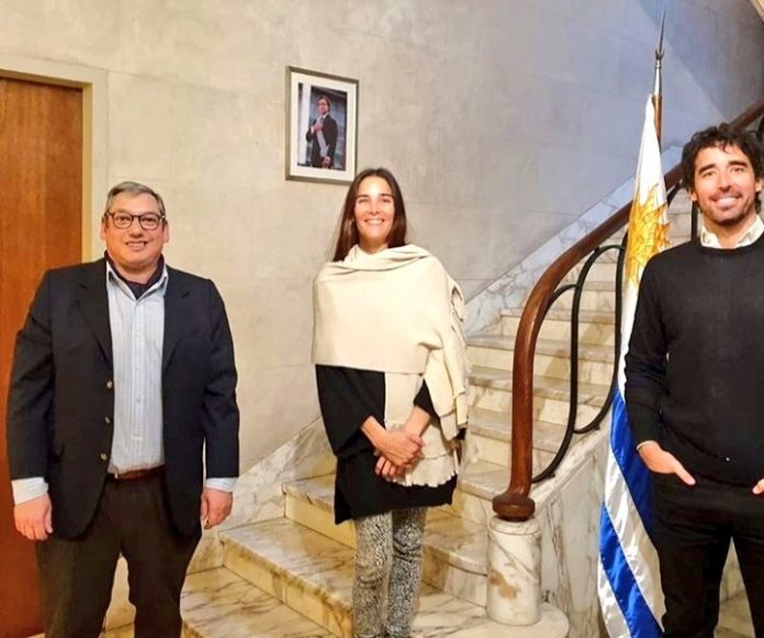 Carlos Enciso (embajador uruguayo en Argentina) junto a Juana y Nacho Viale.