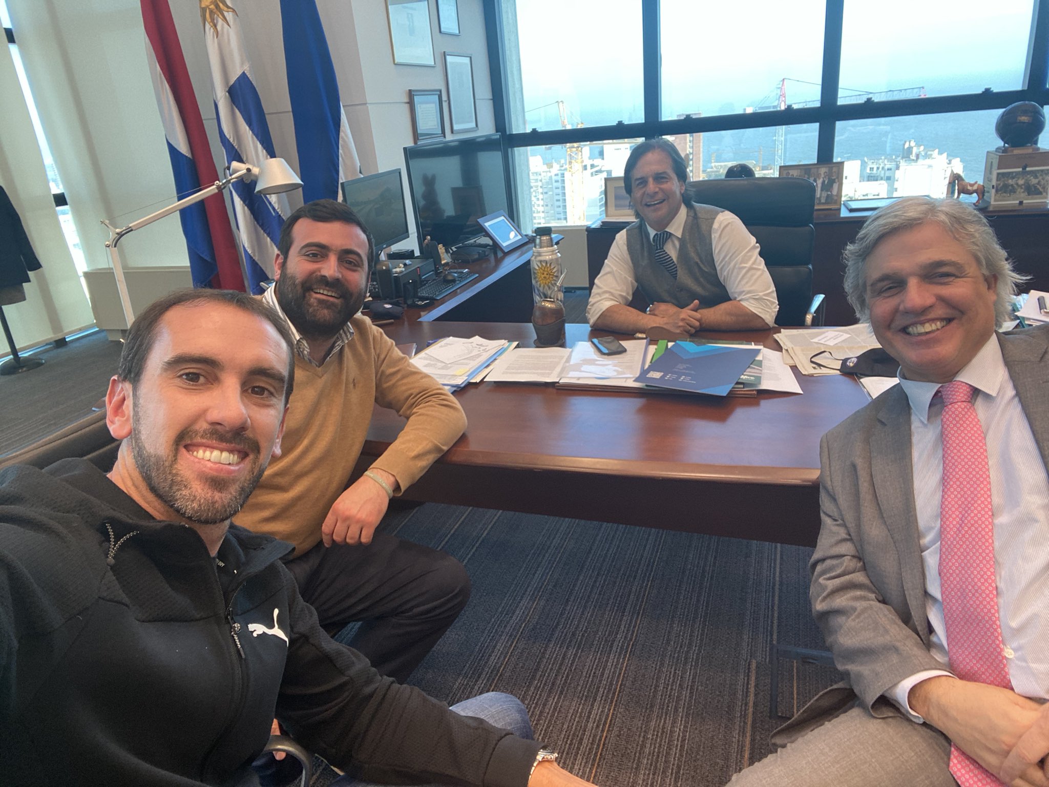 Godín, Castaingdebat, Lacalle Pou y Bustillo en la Torre Ejecutiva. Foto: @Armandocastaing