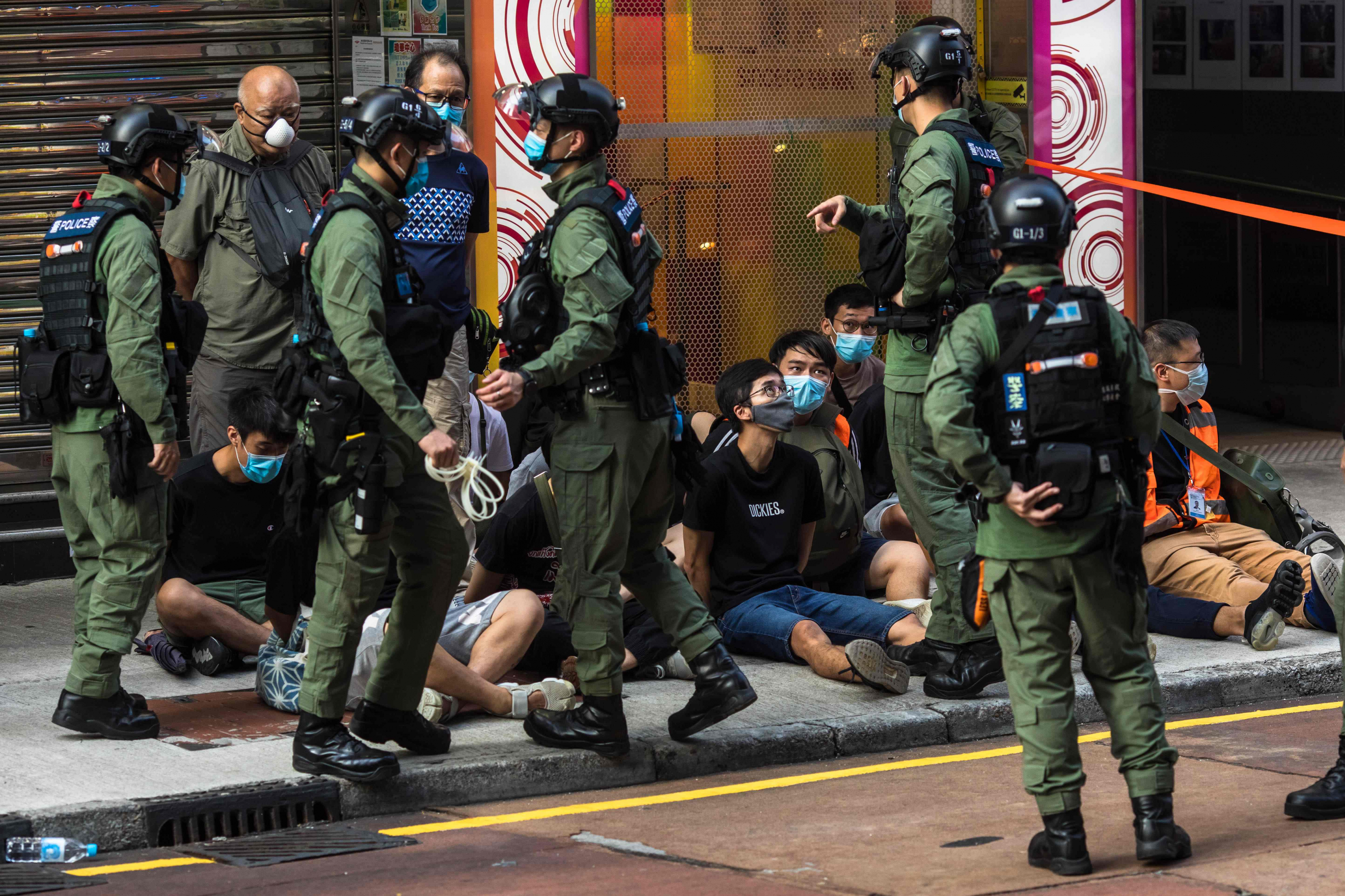 La policía detiene a personas en una manifestación en Hong Kong el 6 de septiembre. Foto: AFP.