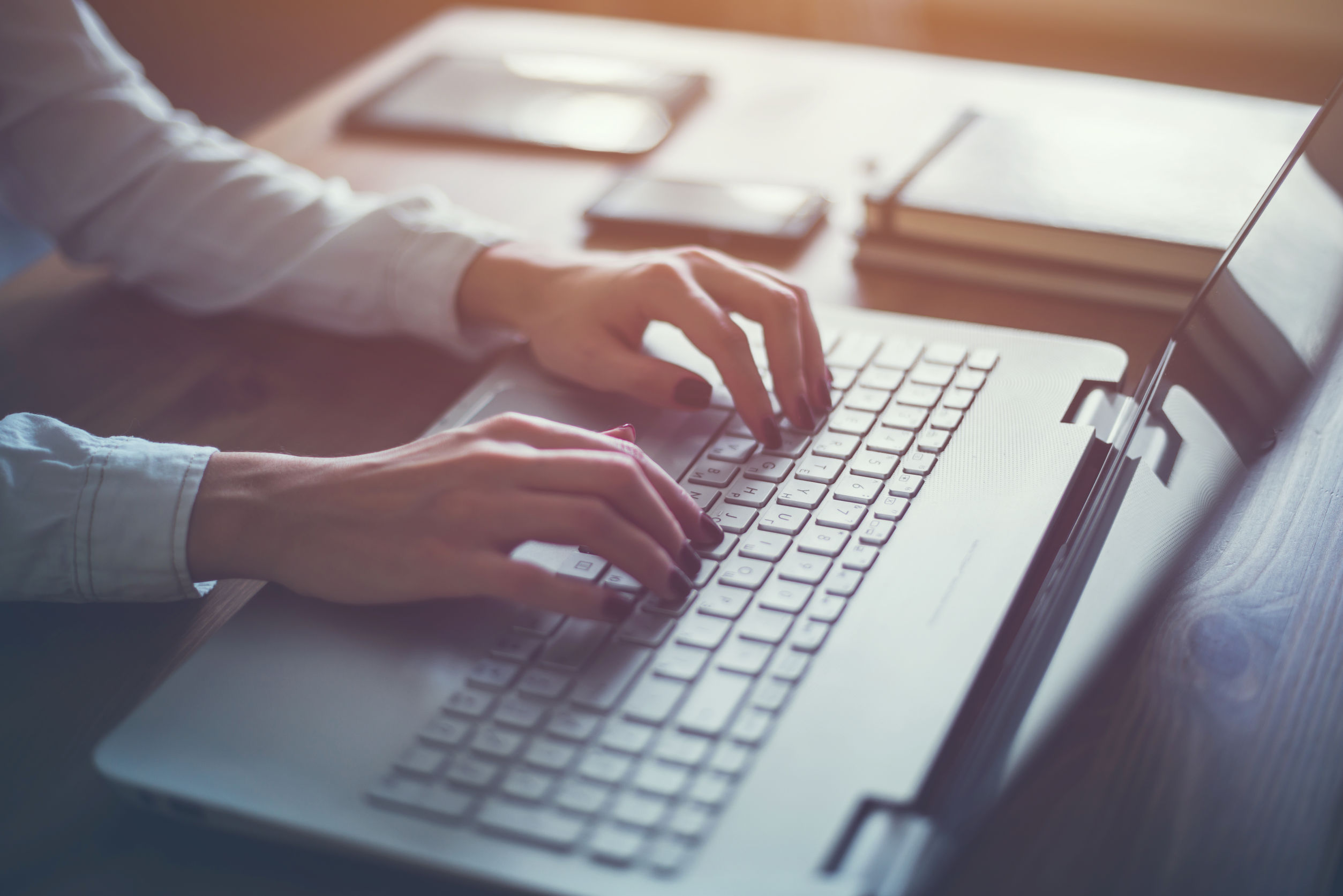 Mujer utiliza una computadora. Foto: 123RF.COM