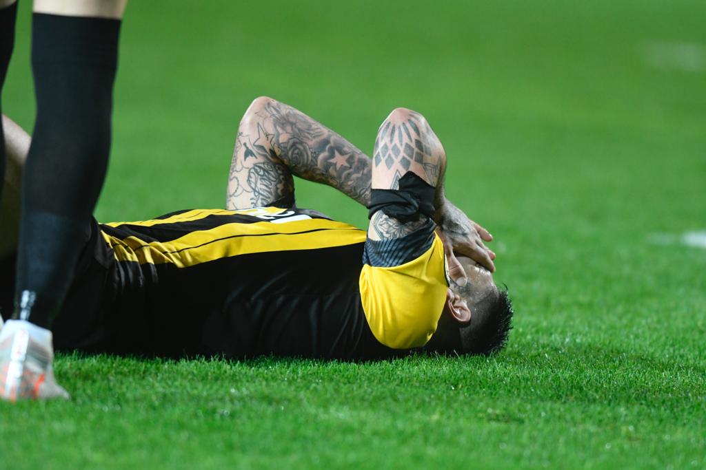 Nicolás Franco sentido en el Peñarol-MC Torque. Foto: Marcelo Bonjour.