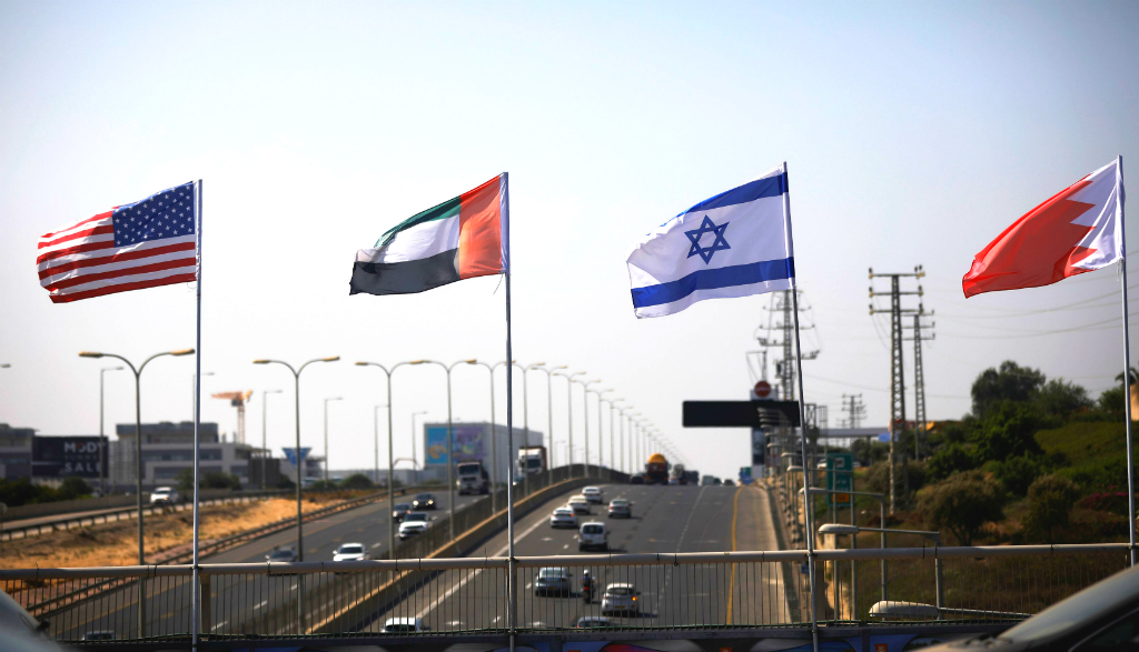 Por primera vez flameando juntas las banderas de EE.UU., Emiratos, Israel y Bareín. Foto: Reuters