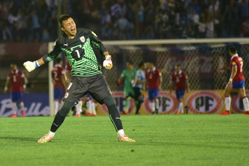 Uruguay vs. Chile en el Estadio Centenario. Foto: EFE