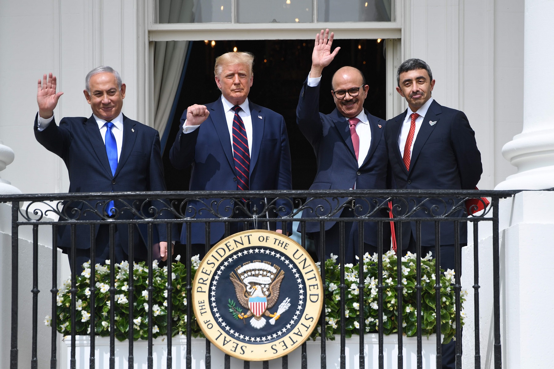 Netanyahu, Trump, al-Zayani, y bin Zayed Al-Nahyan, saludan desde el balcón de Truman en la Casa Blanca después de participar en la firma de los Acuerdos de Abraham. Foto: AFP
