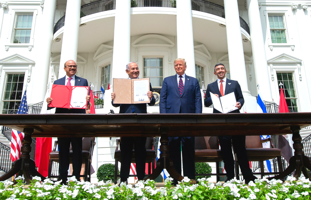 Trump, al-Zayani, y bin Zayed Al-Nahyan, saludan desde la Casa Blanca después de participar en la firma de los Acuerdos de Abraham. Foto: AFP