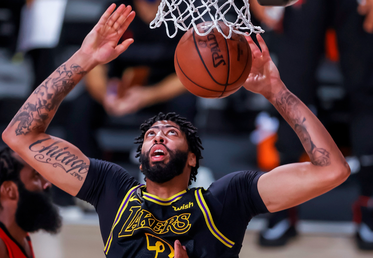 Anthony Davis, una fuerza en la defensa y en la ofensiva de los Lakers
