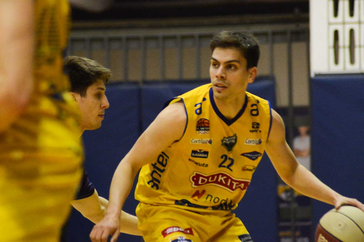 Diego Álvarez fue de los grandes protagonistas en la victoria de Olivol Mundial. Foto: Basketuruguay.uy.