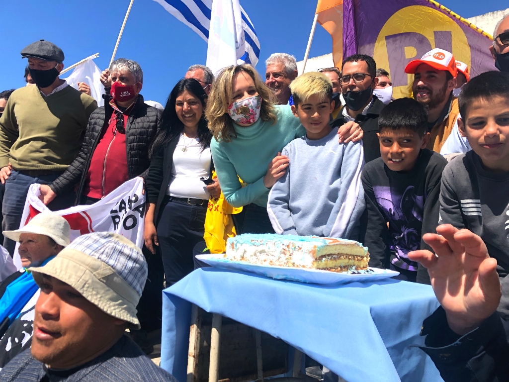 Laura Raffo festejó su cumpleaños junto a vecinos del barrio Marconi. Foto: Adrnés López Reilly.