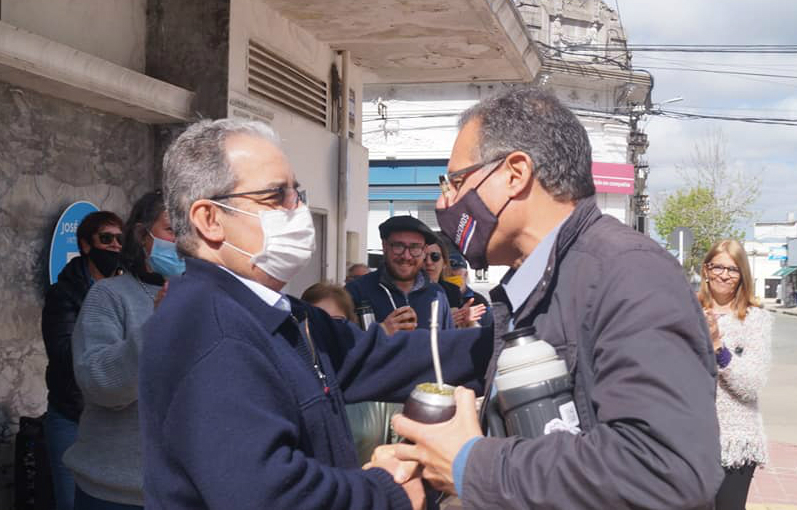 Cardoso selló con un apretón de manos el acuerdo con Pereyra. Foto: El País