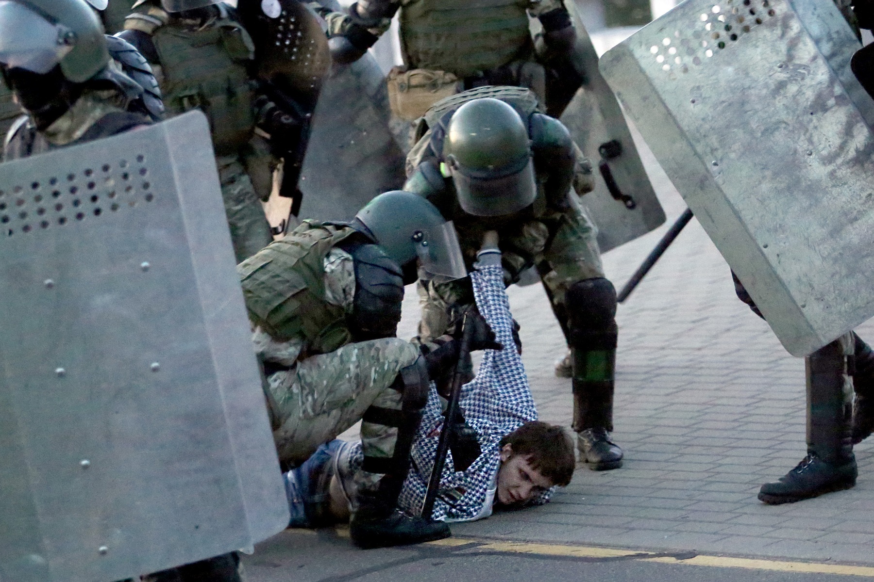 Efectivos detienen este miércoles a un hombre durante un acto de la oposición para protestar contra la toma de posesión presidencial en Minsk. Foto: AFP