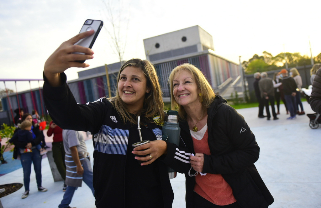 La inauguración de la Plaza de Palos, en el Borro, fue de los pocos encuentros al aire libre en la agenda de Carolina Cosse. Foto: Verónica Caballero