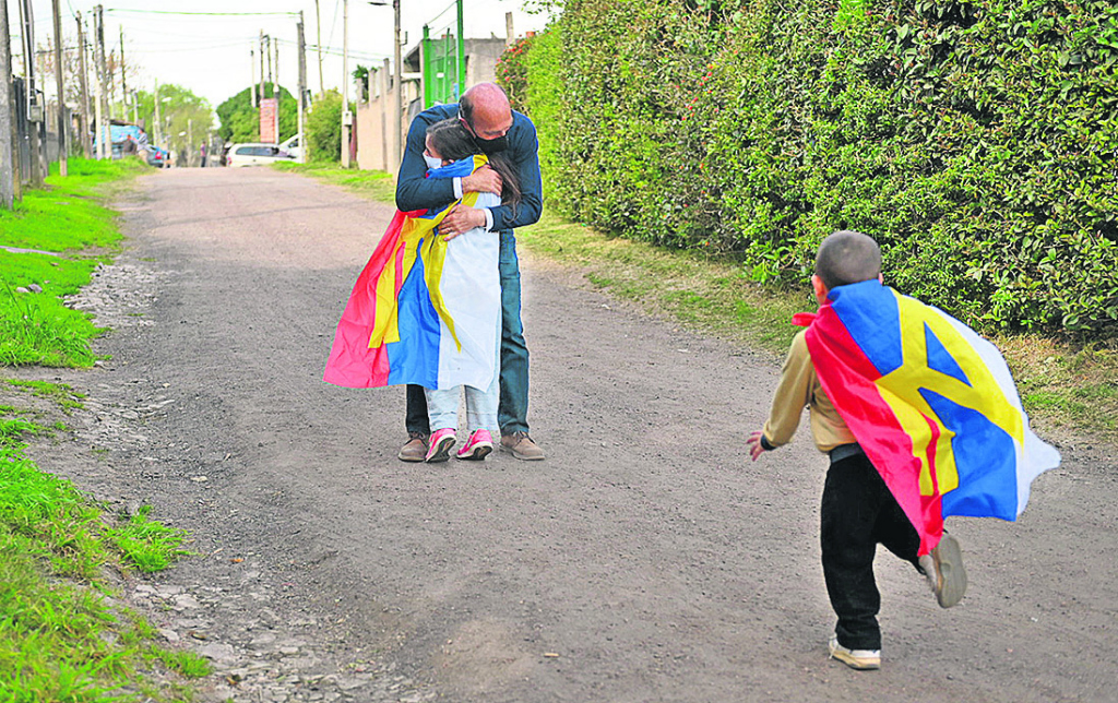 Martínez recorrió ayer el oeste de la capital y realizó un acto en el bar Sin Bombo. Foto: Carlos Lebrato