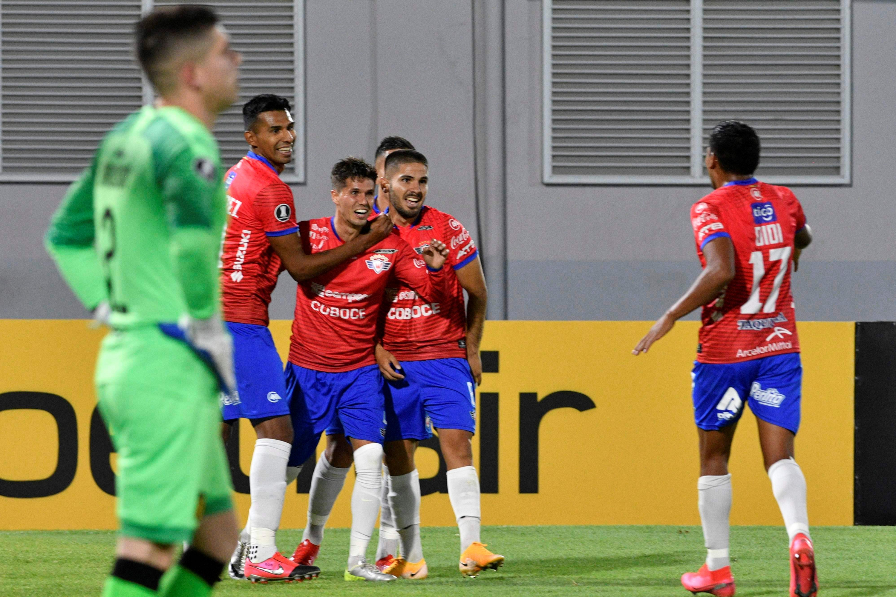 El festejo de los jugadores de Wilstermann ante Peñarol. Foto: AFP.