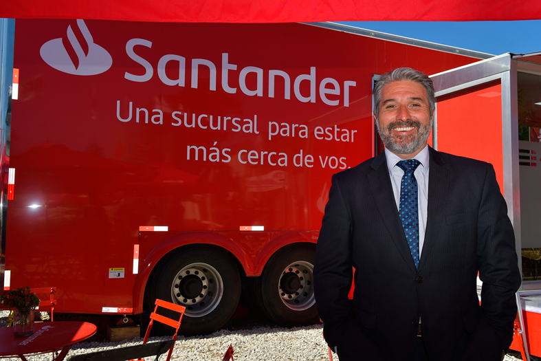 Gustavo Trelles, country head de Santander Uruguay, en la sucursal móvil. Foto: Leonardo Mainé.