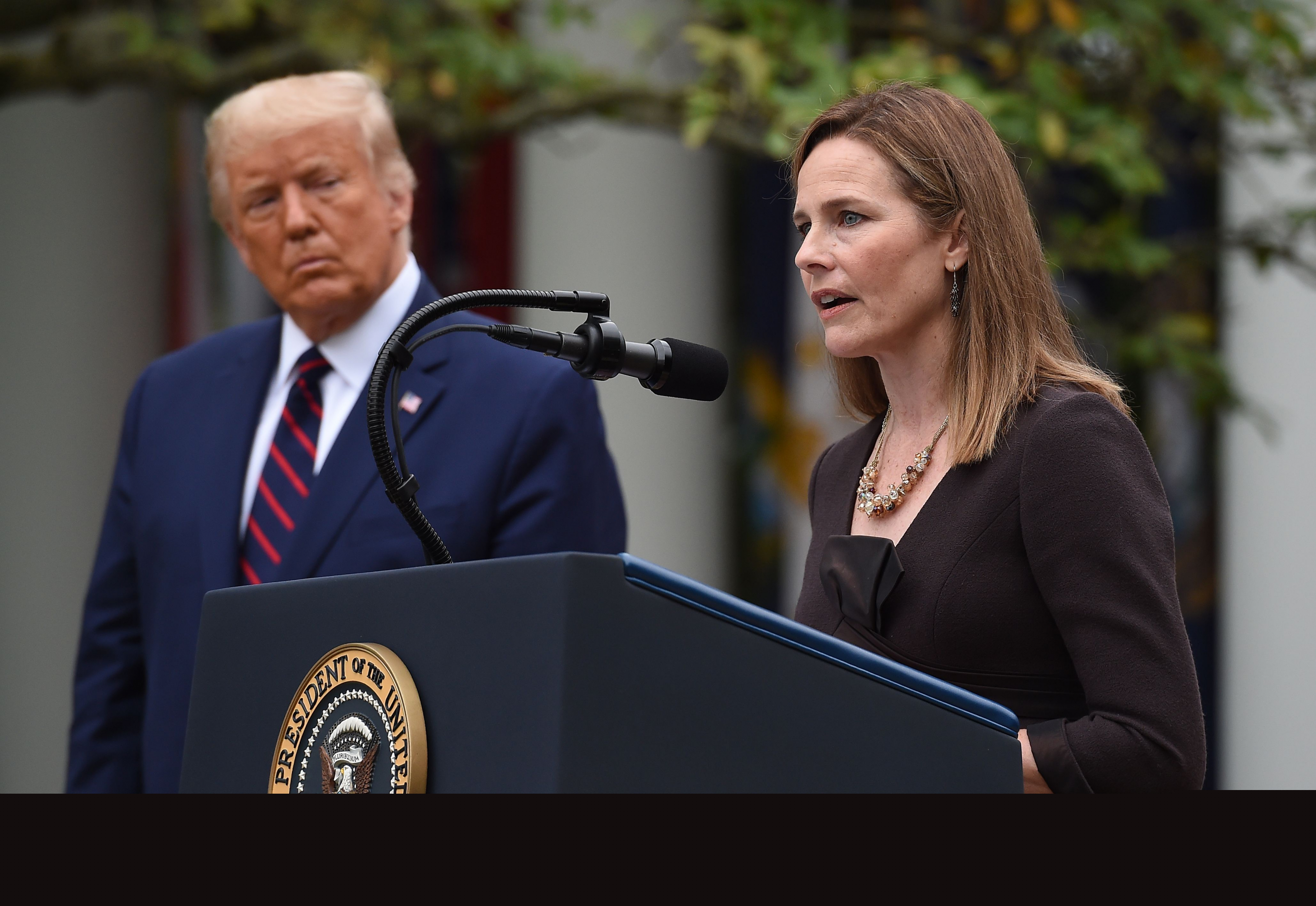 Amy Coney Barrett junto al presidente Donald Trump este sábado en la Casa Blanca. Foto: AFP