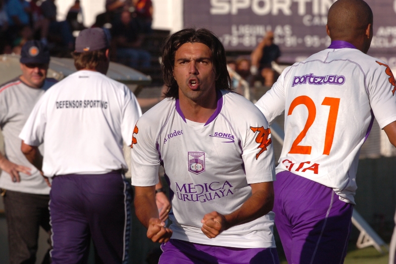 Jorge Cazulo luciendo los colores de Defensor Sporting. Foto: Archivo El País.