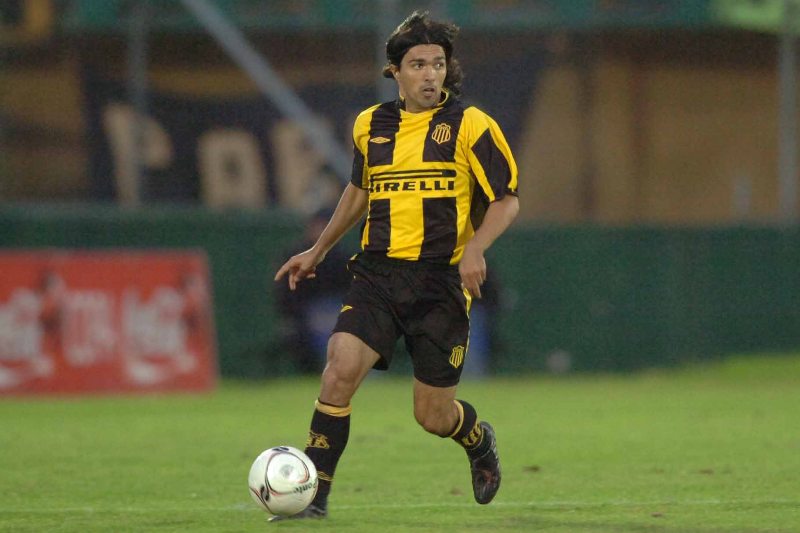 Jorge Cazulo con la camiseta de Peñarol. Foto: Archivo El País.