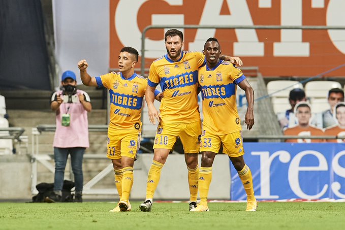 Leo Fernández celebra junto a Gignac y Quiñones su gol en el Tigres-Monterrey. Foto: @TigresOficial.