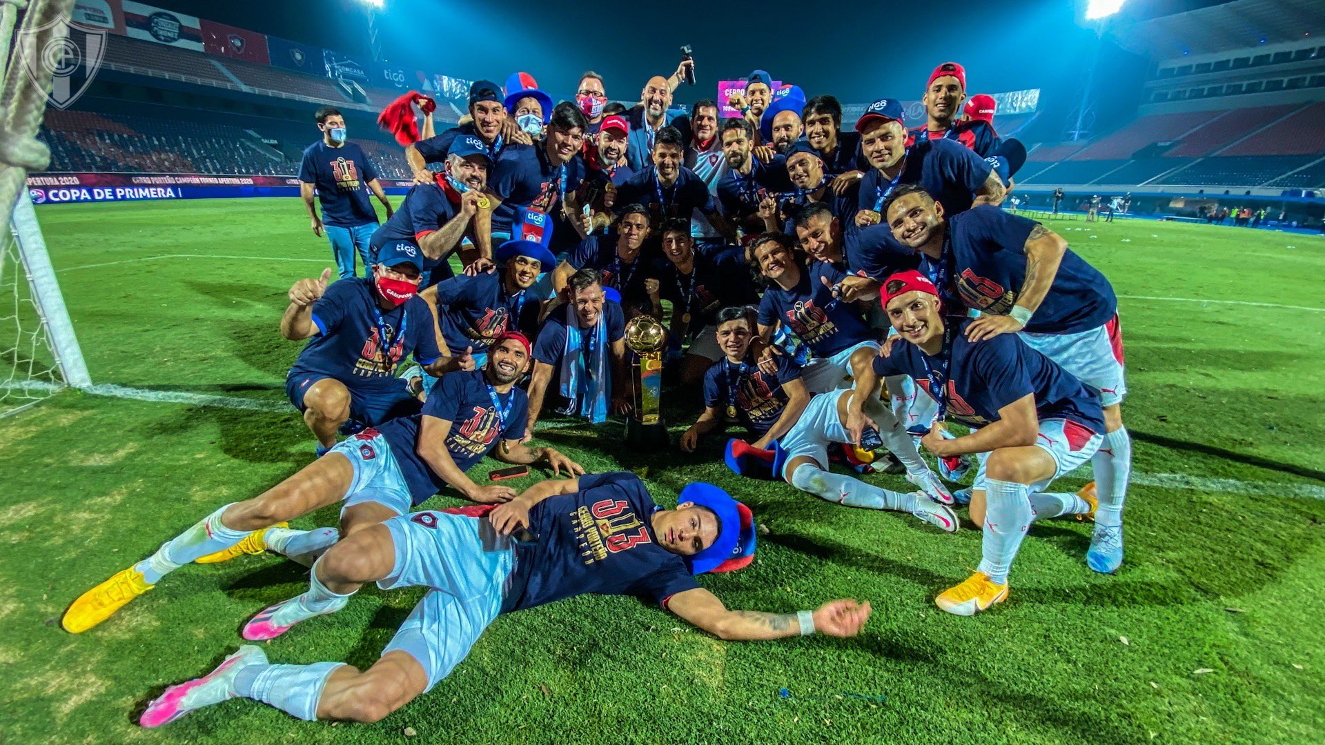 El plantel de Cerro Porteño celebra el título en el Apertura 2020. Foto: @CCP1912oficial.