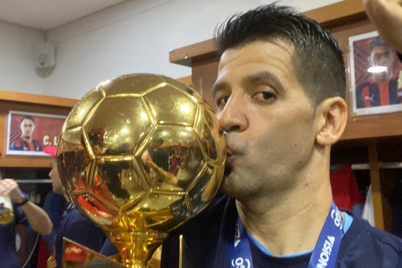 Rodrigo "Popi" Muñoz con el trofeo de campeón en Paraguay.