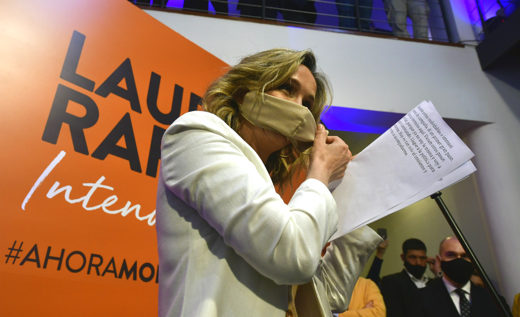 Laura Raffo en conferencia de prensa luego de conocerse los primeros datos de las elecciones departamentales. Foto: Fernando Ponzetto