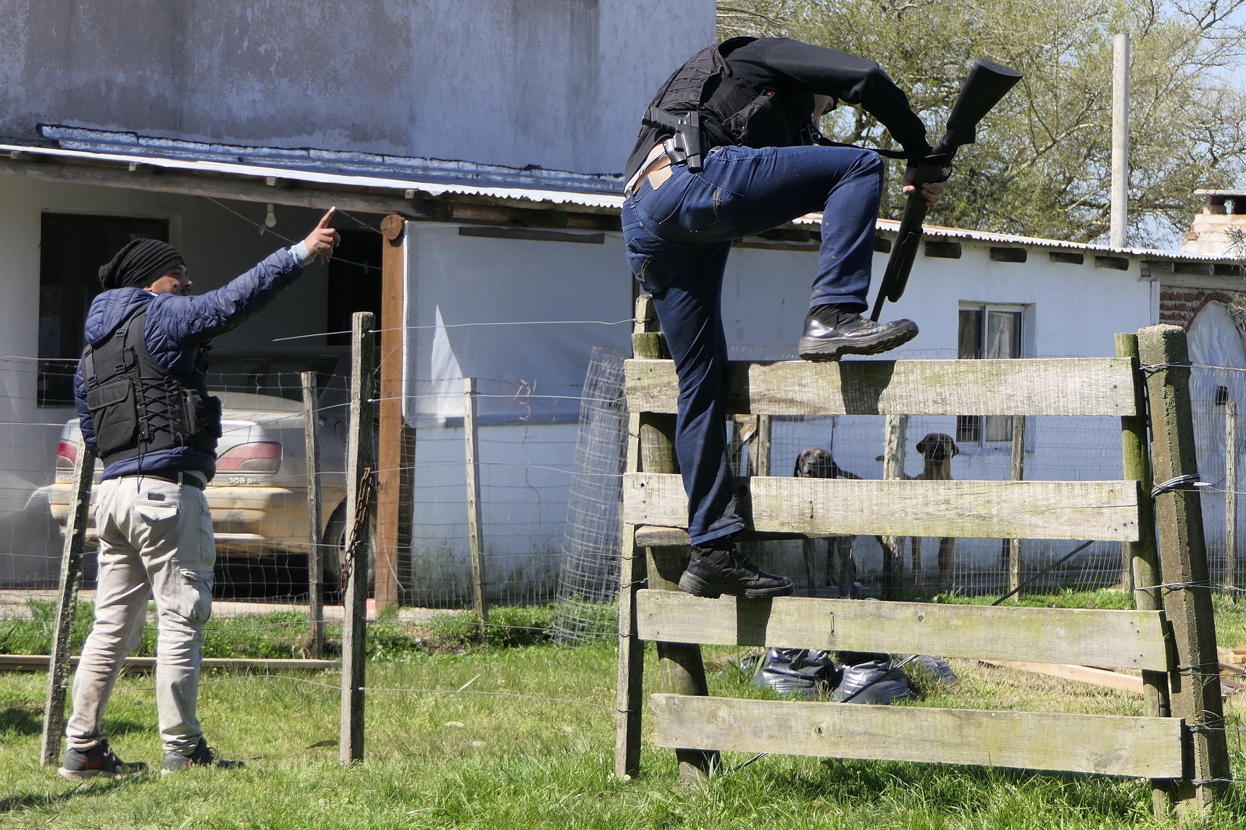 Efectivos policiales desplegaron operativo en San Carlos para dar con el asesino de una niña de siete años. Foto: Ricardo Figueredo