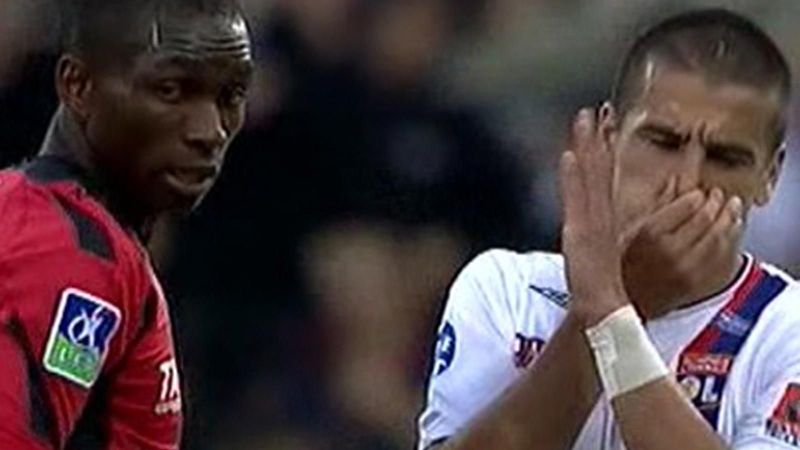 Milan Baros contra Mbia