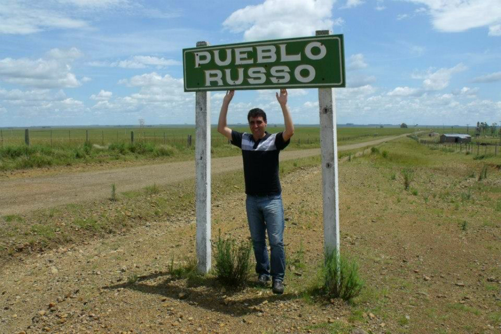 El intendente dice que todo Salto tiene su teléfono. Foto: Prensa Lima