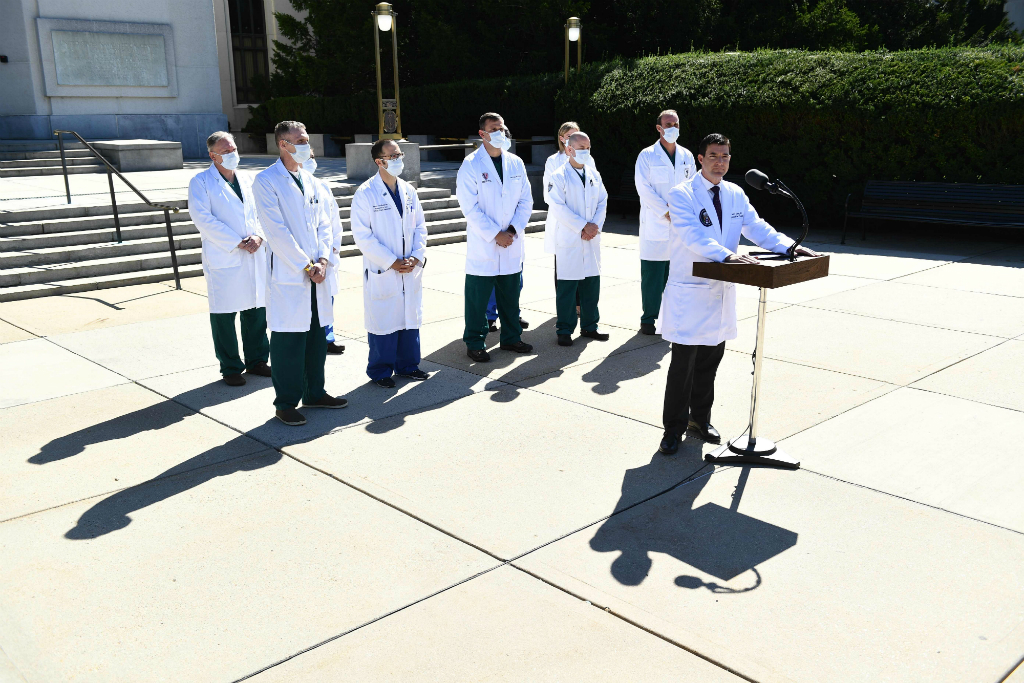 Sean Conley, el médico jefe de la Casa Blanca, da una conferencia sobre el estado de salud e Trump. Foto: AFP