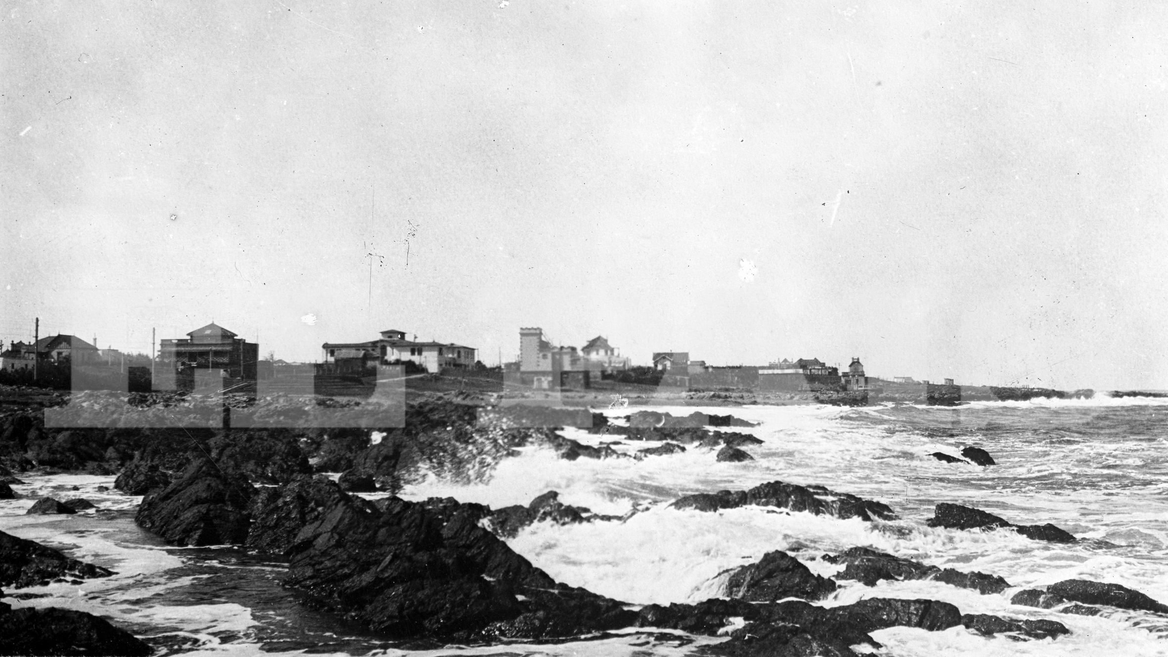 La playa de los Ingleses y, en primer plano, de lo poco que no ha cambiado en Punta del Este: las olas golpeando las rocas. Foto: Archivo El País.