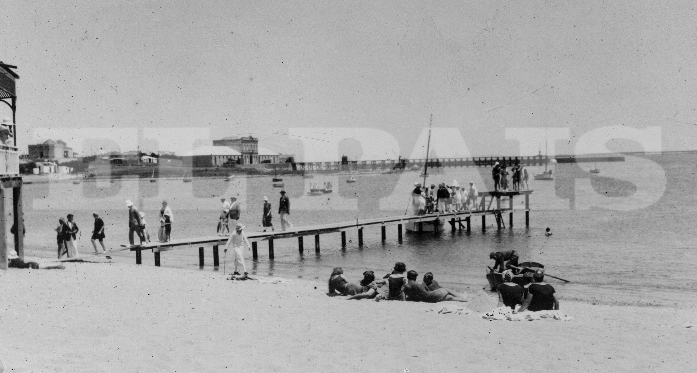 Otra vista de la playa del Puerto, con su pequeño muelle, en los años 1920. Se ven visitantes con sacos, pero también los trajes de baño de la época. Foto: Archivo El País.