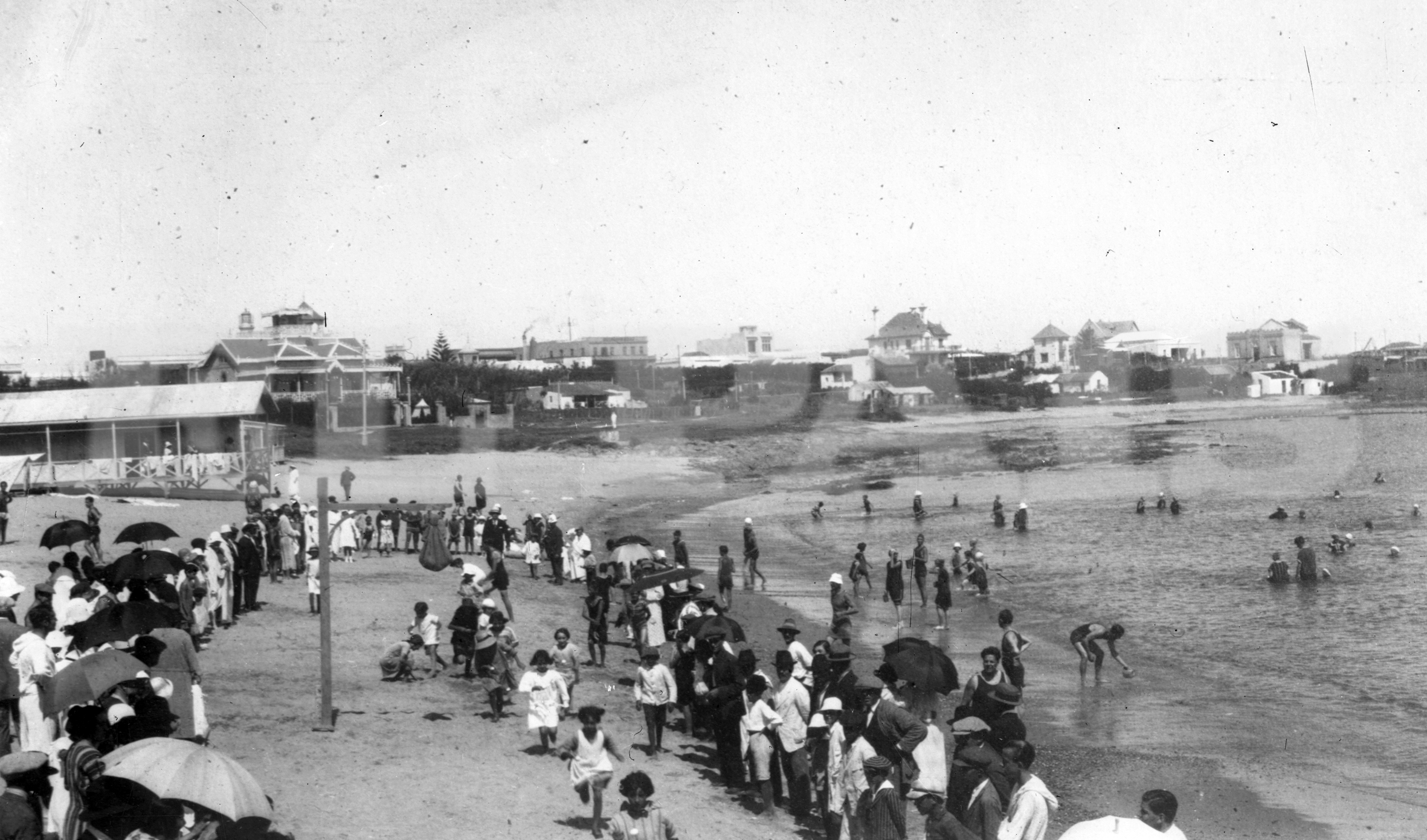 Siempre la playa del Puerto, pero con la visión de las residencias de la zona, que ha cambiado mucho en casi un siglo. Foto: Archivo El País.