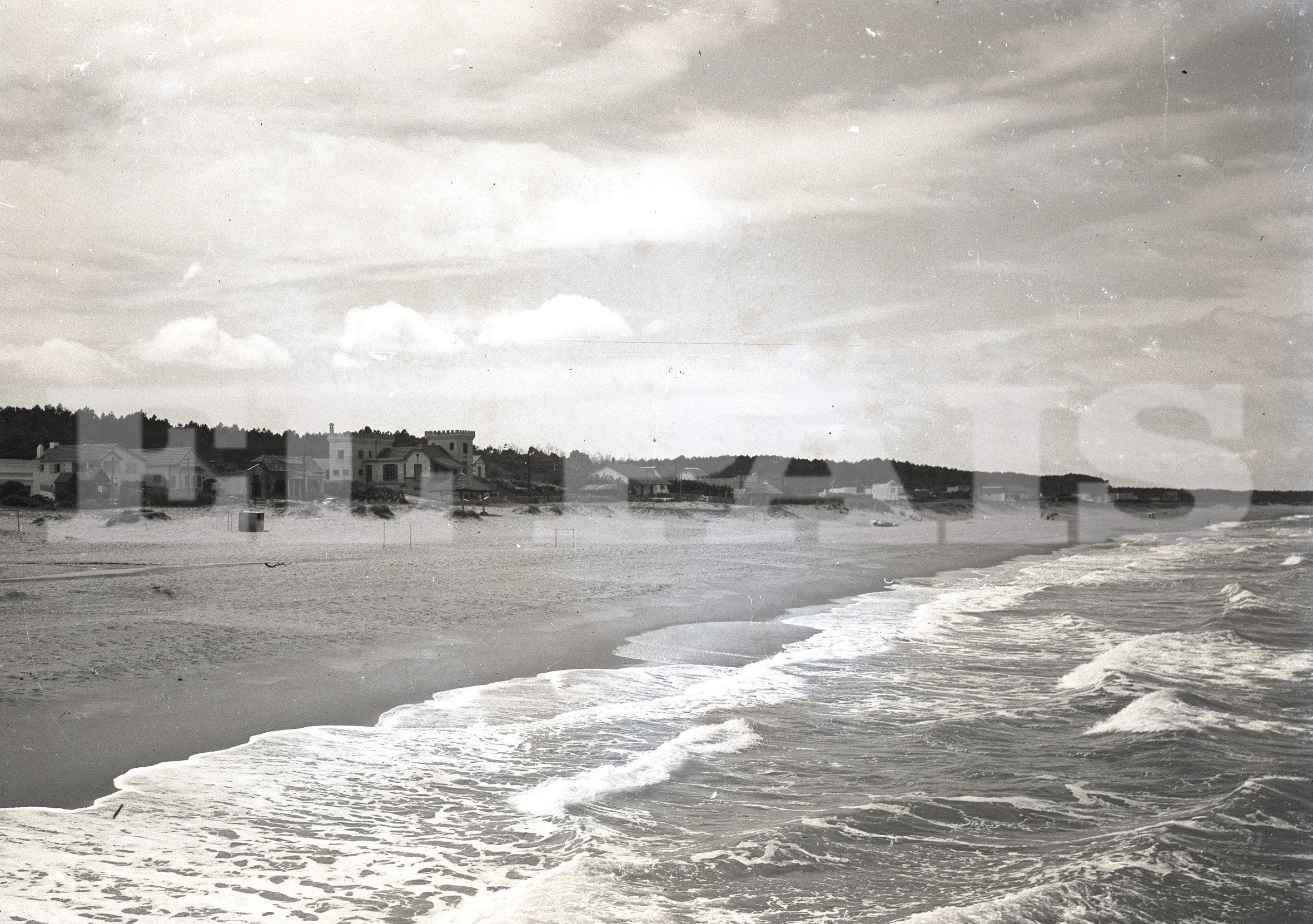 Se trata de la playa Mansa, aunque en un día con oleaje. Las construcciones de la rambla no superan los dos pisos. Foto: Archivo El País.