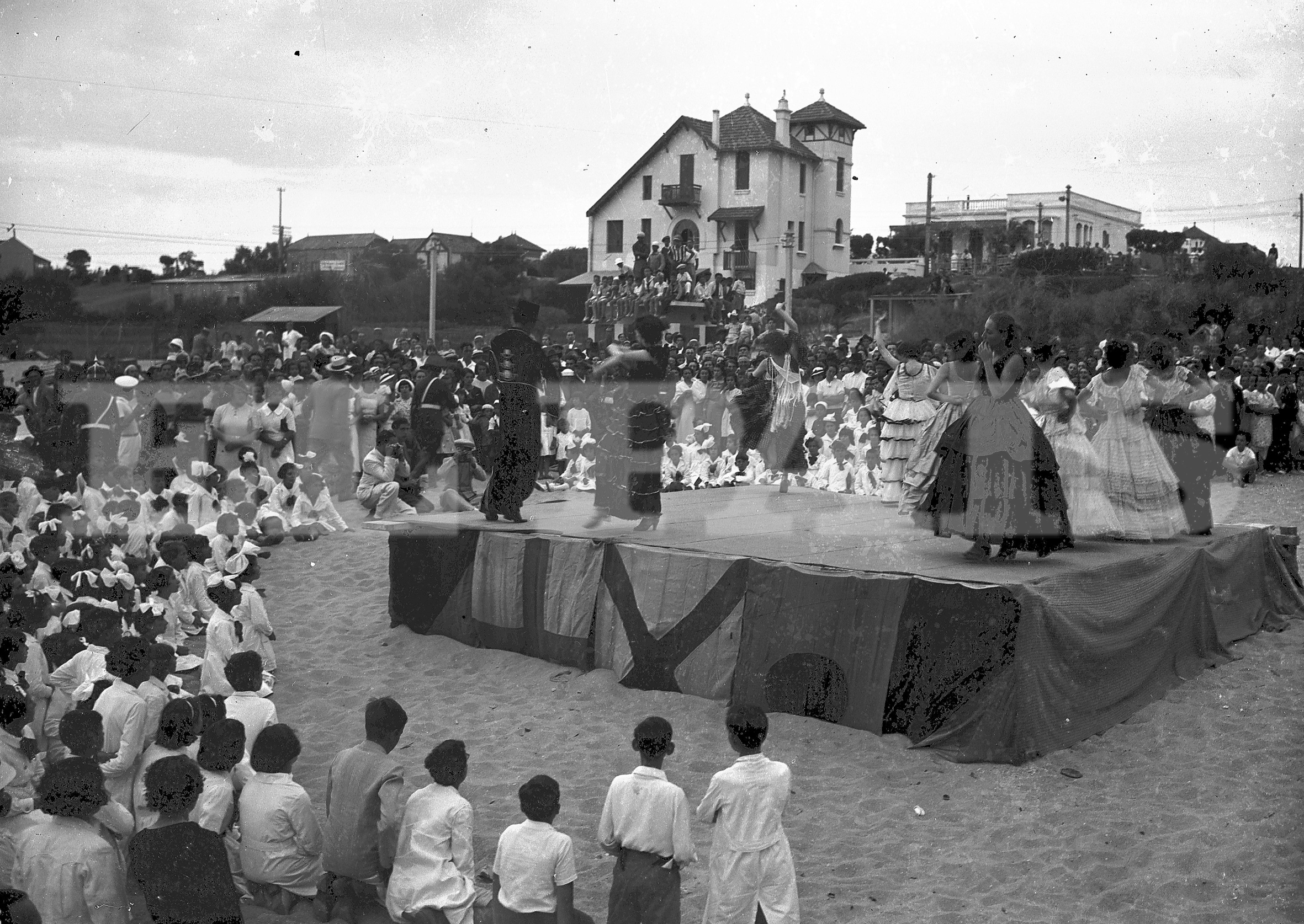 Festival de baile en la playa durante el Carnaval de 1937. Foto: Archivo El País.