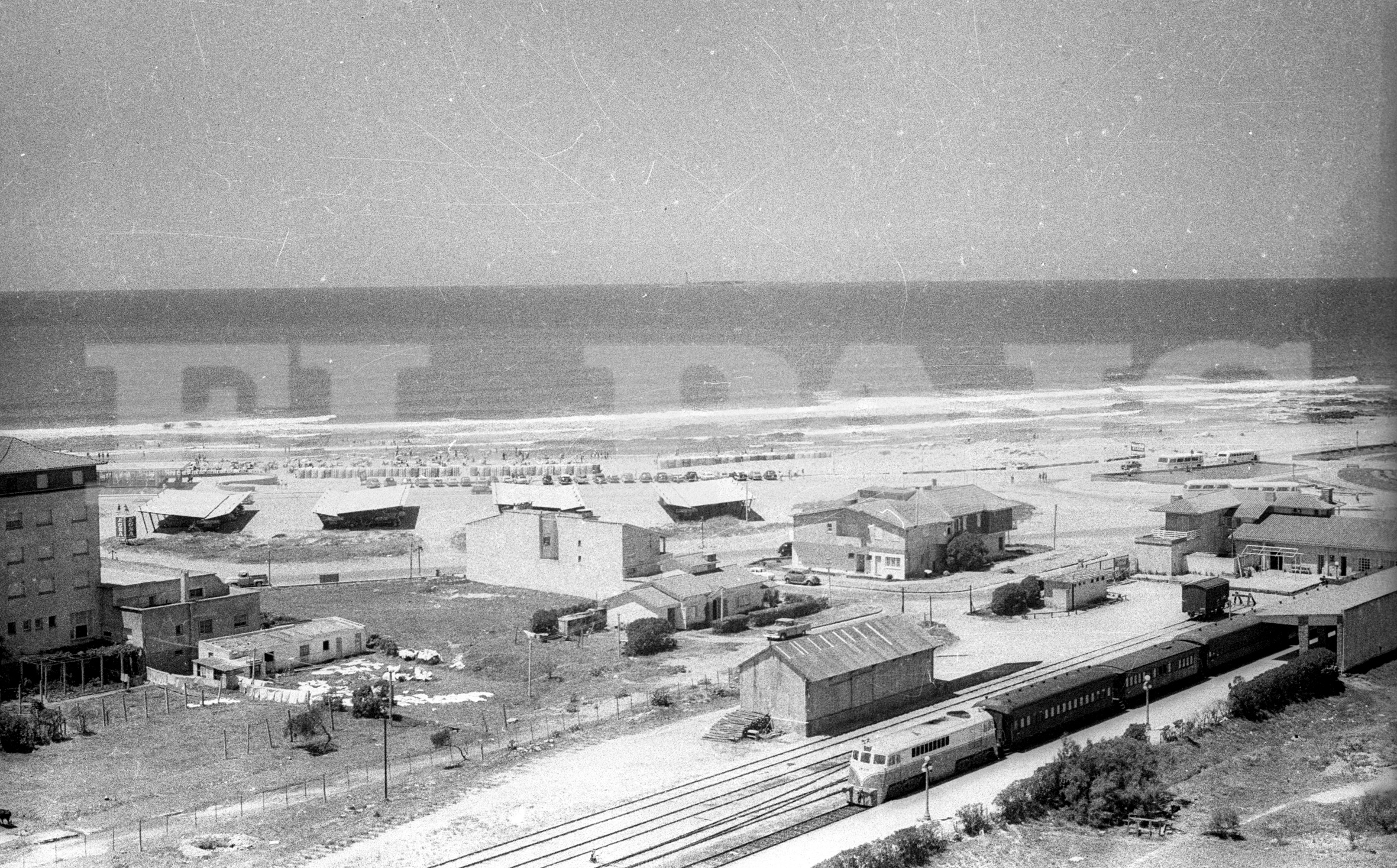La estación del ferrocarril en plena península hacia fines de la década de 1950. Estaba ubicada donde hoy se levanta la Terminal de autobuses. Foto: Archivo El País.