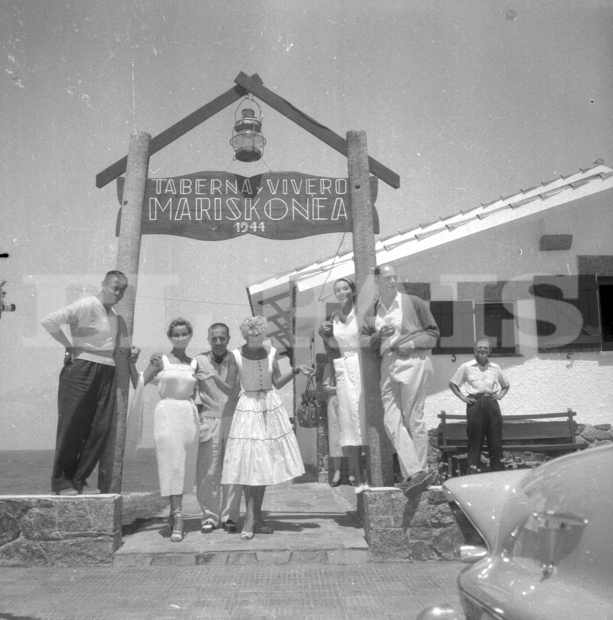 Un grupo de visitantes famosos en el restaurante Mariskonea a principios de los años 1950. La chica más a la izquierda es Mirtha Legrand y el hombre a la derecha es Luis Sandrini. Foto: Archivo El País.