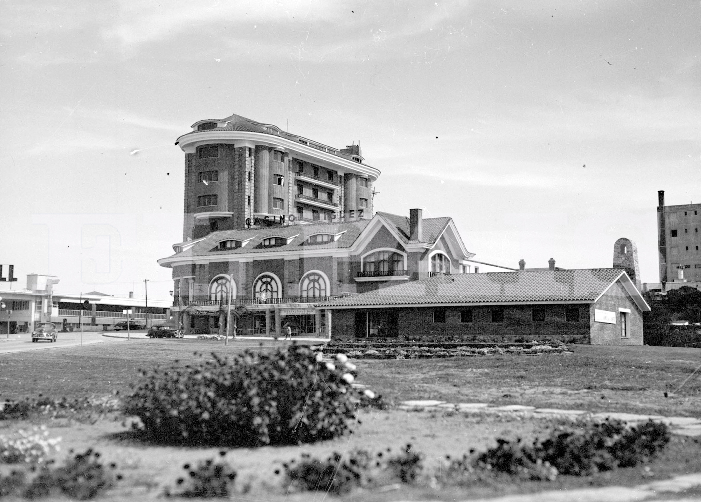 El casino Míguez es prácticamente el único edificio de altura en esta imagen de la península a fines de los 50. Foto: Archivo El País.