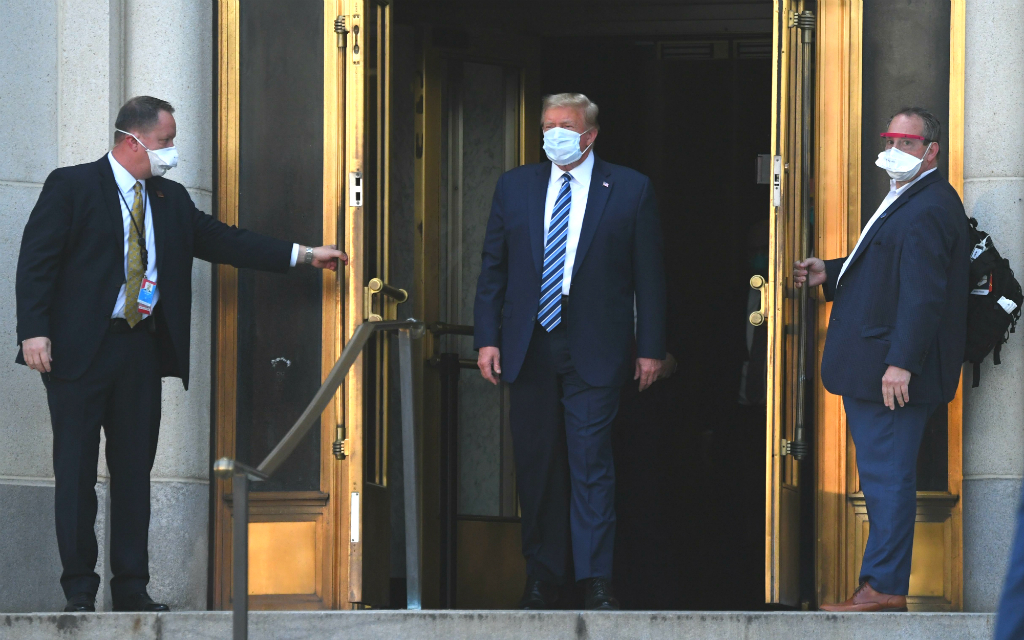 Donald Trump sale del hospital tras ser dado de alta luego de haberse contagiado de COVID-19. Foto: AFP