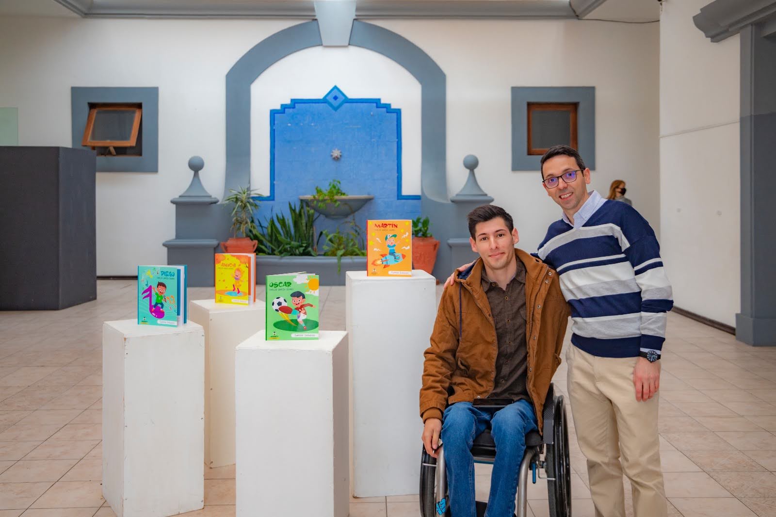García junto a su compañero de trabajo, que también lo inspiró para crear la historia. Foto: Jacobo Sequeira / Deserets Learning